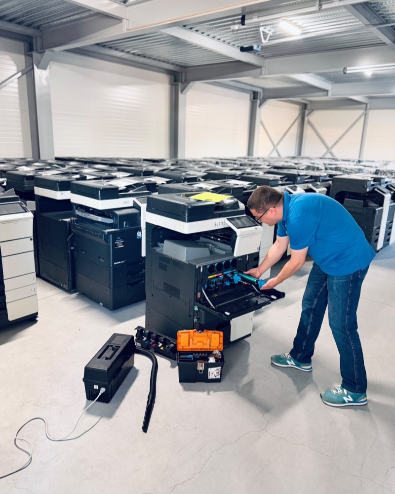 Tehnician Copier Service la o intervenție de service copiatoare Konica Minolta pe un model bizhub